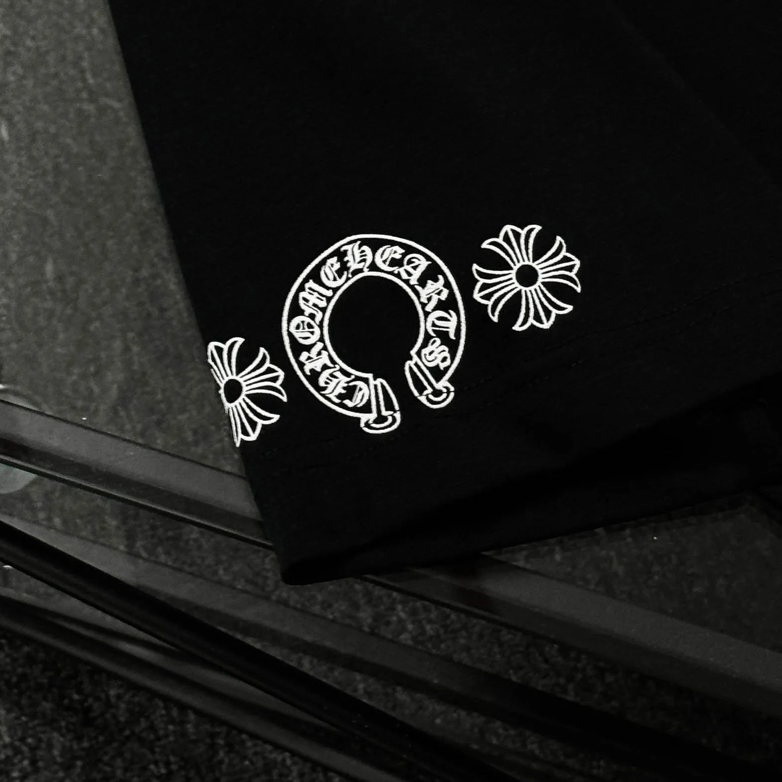 P180 Chrome Hearts Chrome Hearts 25 high version. The fabric is made of 300 grams of high-density cotton. It does not deform or shrink. It has three labels. It is the same style for men and women. Technology: Digital printing. Color: White. Black. SIZE: S-XL.
